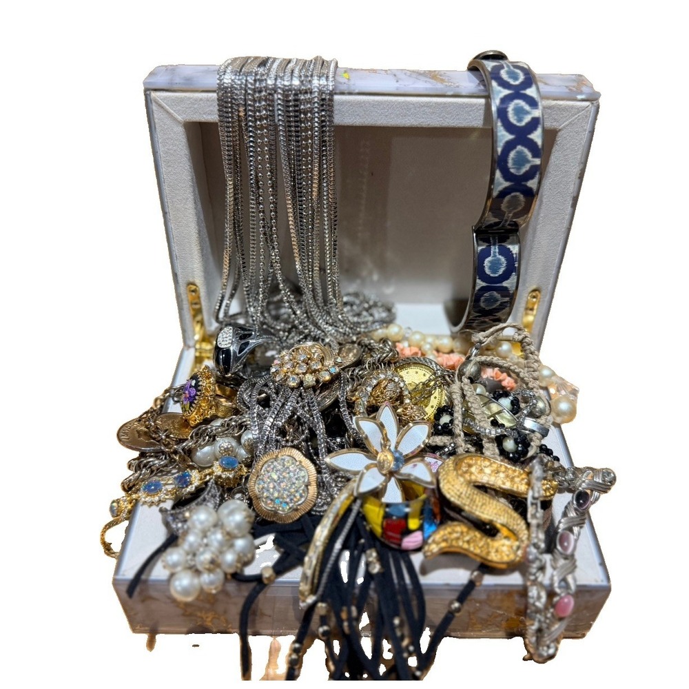 1 LB Wearable Costume Jewelry Treasure Lot Vintage & Modern Mix Rings Necklace